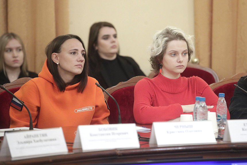 Круглый стол Комитета по молодежной политике на тему "Формирование единых подходов к организации добровольческой (волонтерской) деятельности в ликвидации последствий чрезвычайных ситуаций"
