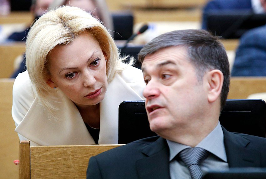 Председатель Комитета по развитию гражданского общества, вопросам общественных и религиозных объединений Ольга Тимофеева и член Комитета по безопасности и противодействию коррупции Адальби Шхагошев