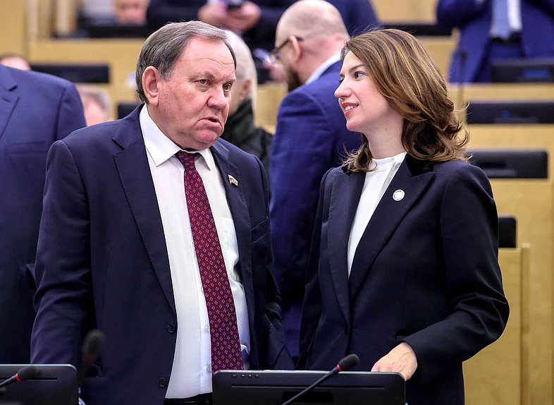 Заместитель Председателя Комитета по транспорту и развитию транспортной инфраструктуры Виктор Дерябкин и Первый заместитель Председателя Комитета по государственному строительству и законодательству Ирина Панькина