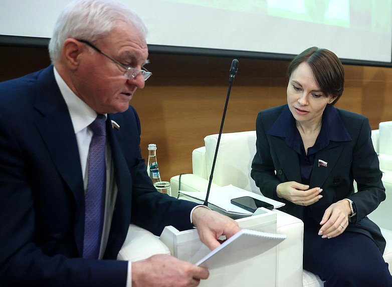 Первый заместитель Председателя Комитета по аграрным вопросам Владимир Плотников и заместитель Председателя Комитета Юлия Оглоблина