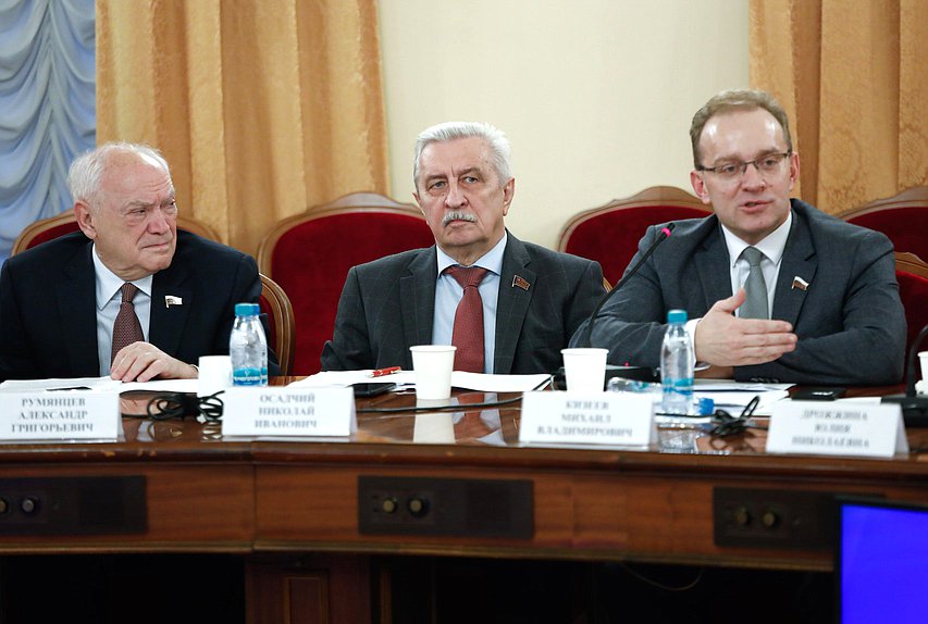 Члены Комитета по охране здоровья Александр Румянцев, Николай Осадчий и Михаил Кизеев