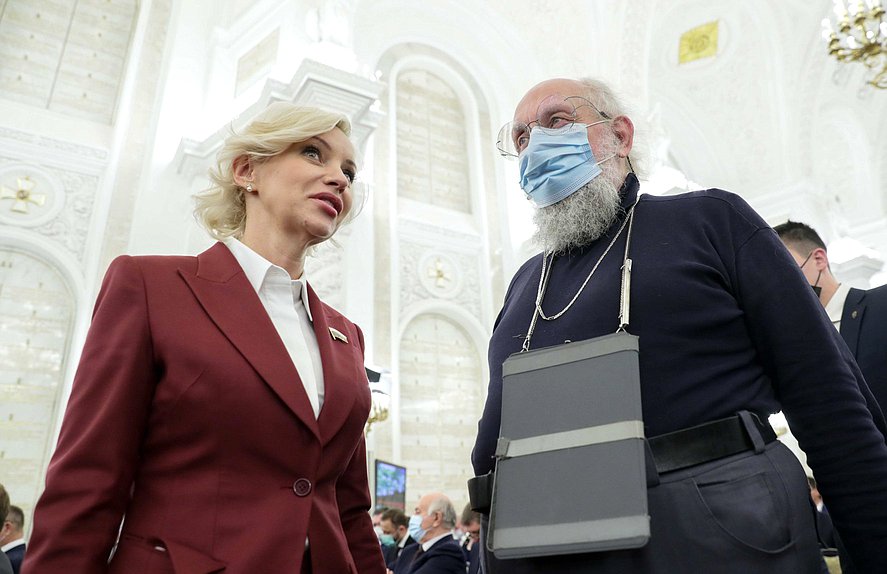 Депутат от фракции «Единая Россия» Ольга Казакова и депутат от фракции «Справедливая Россия — За правду» Анатолий Вассерман