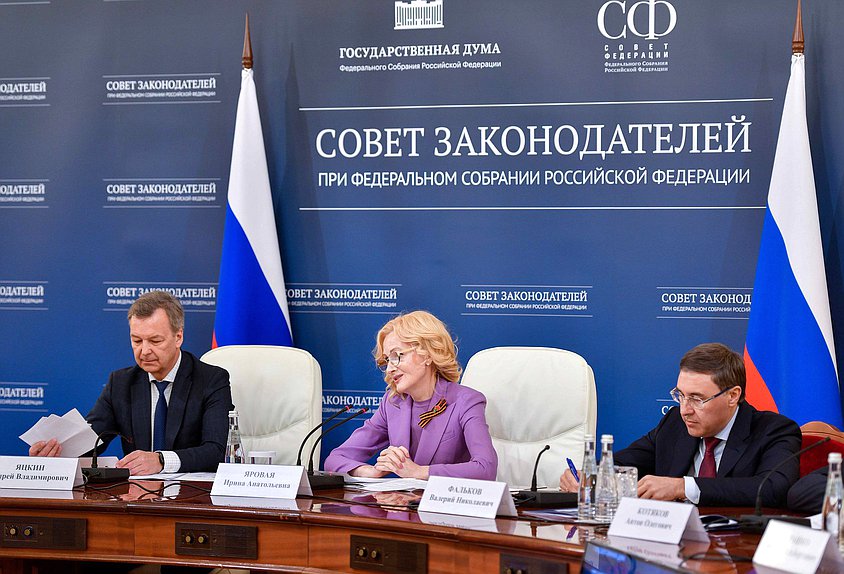 Первый заместитель Председателя Совета Федерации Андрей Яцкин, заместитель Председателя Государственной Думы Ирина Яровая и Министр науки и высшего образования РФ Валерий Фальков