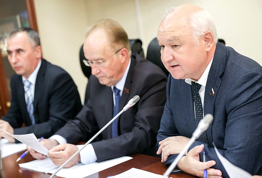 Член Комитета по делам национальностей Александр Кравец и Председатель Комитета по делам национальностей Ильдар Гильмутдинов