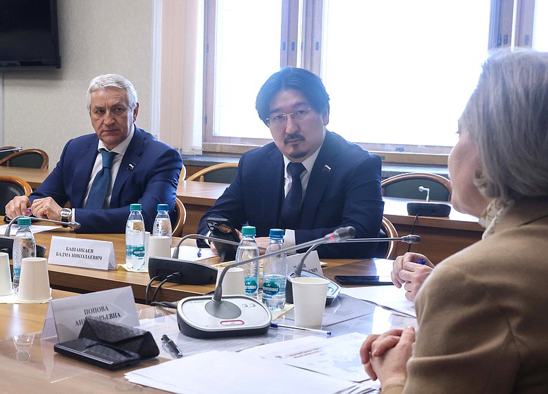 Первые заместители Председателя Комитета по охране здоровья Леонид Огуль и Бадма Башанкаев