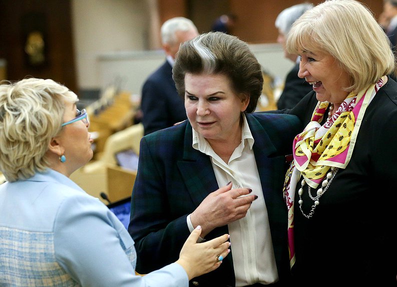 Первый заместитель Председателя Комитета по бюджету и налогам Ирина Гусева, заместитель Председателя Комитета по федеративному устройству и вопросам местного самоуправления Валентина Терешкова и заместитель Председателя Комитета по вопросам семьи, женщин и детей Елена Вторыгина