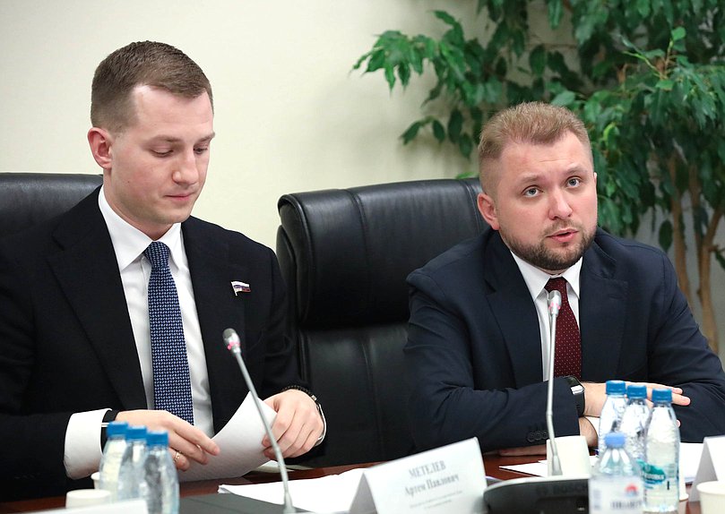 Председатель Комитета по молодежной политике Артем Метелев и заместитель Председателя Государственной Думы Борис Чернышов