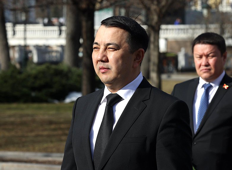 Председатель Жогорку Кенеша Киргизской Республики Марлен Маматалиев и члены делегации возложили цветы к Могиле Неизвестного солдата