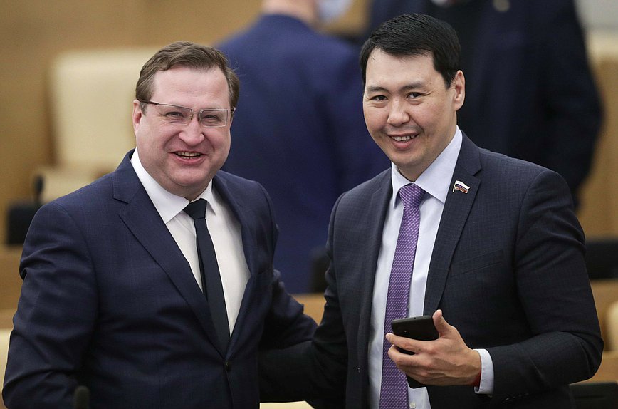 Члены Комитета по бюджету и налогам Дмитрий Юрков и Мерген Ооржак