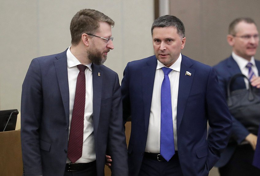 Председатель Комитета по экологии, природным ресурсам и охране окружающей среды Дмитрий Кобылкин (справа)