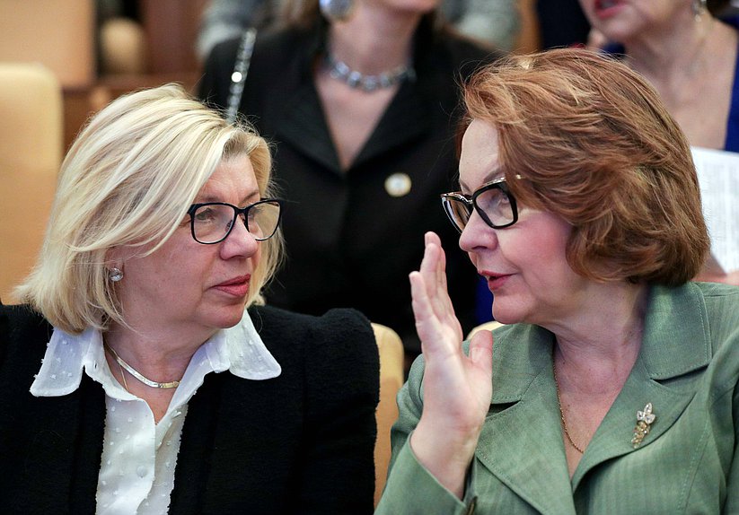 Член Комитета по культуре Наталия Пилюс (слева)