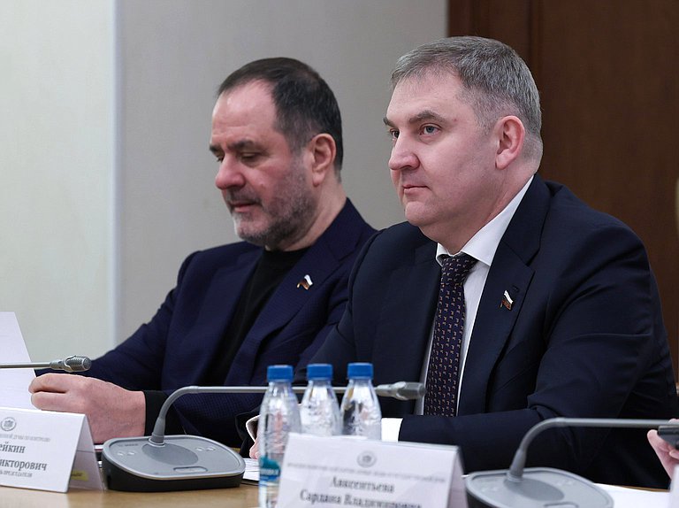 Член Комитета по делам национальностей Ахмед Догаев и Первый заместитель Председателя Комитета по контролю Дмитрий Ламейкин