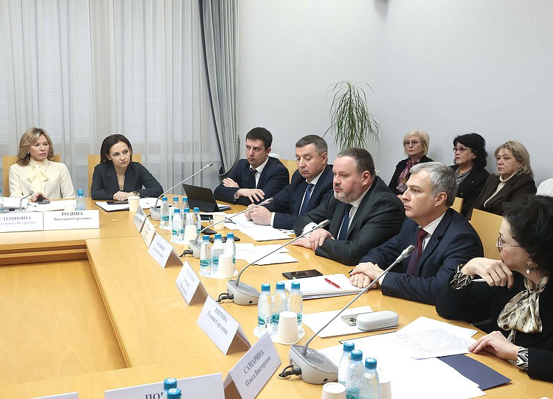 Заседание Комитета по труду, социальной политике и делам ветеранов с участием Министра труда и социальной защиты РФ Антона Котякова