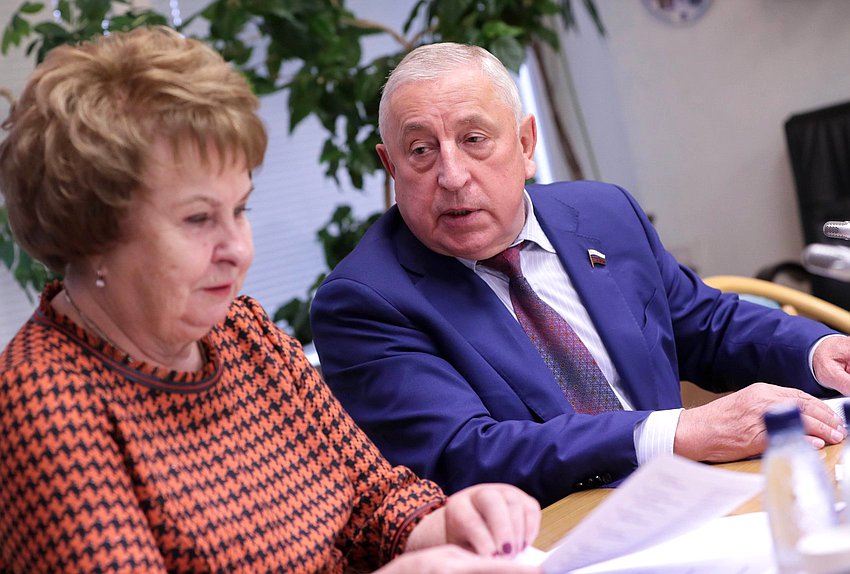 Председатель Комитета по развитию Дальнего Востока и Арктики Николай Харитонов и заместитель Председателя Комитета Валентина Пивненко