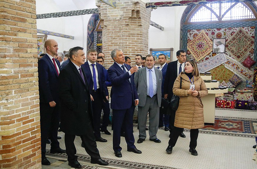 Председатель Государственной Думы Вячеслав Володин и члены российской делегации осмотрели архитектурный ансамбль площади Регистан в Самарканде