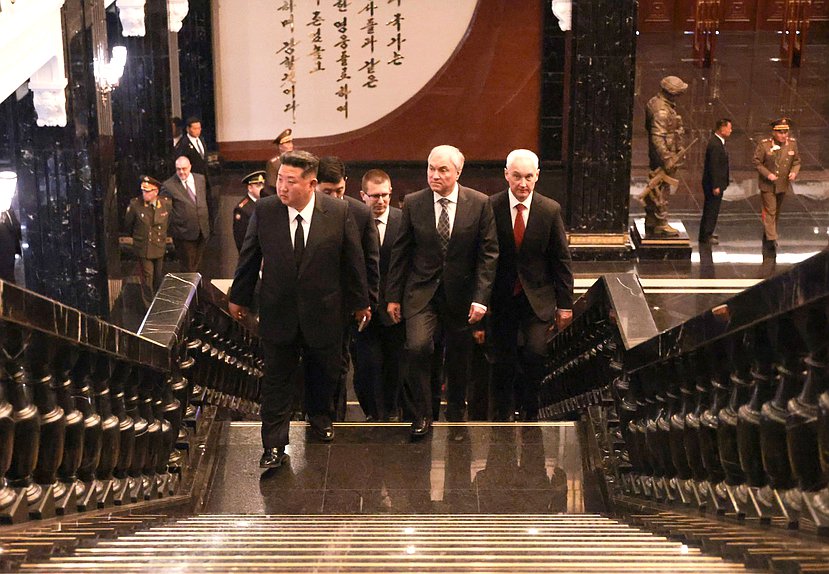 Министр обороны РФ Андрей Белоусов, Председатель Государственной Думы Вячеслав Володин и Председатель Государственных дел Корейской Народно-Демократической Республики Ким Чен Ын. Церемония открытия Мемориального комплекса и Музея боевых подвигов героев зарубежной военной операции