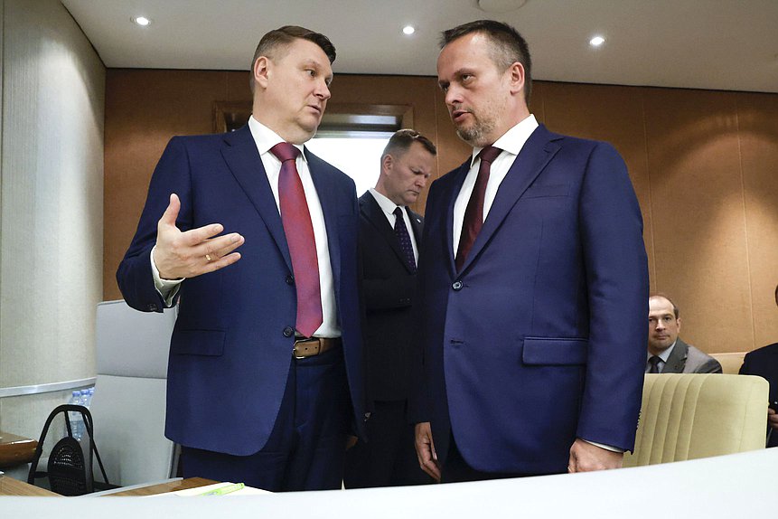 Полномочный представитель Правительства РФ в Государственной Думе Александр Синенко и кандидат на должность Министра транспорта РФ Андрей Никитин