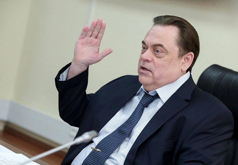 Председатель Комитета по делам национальностей Геннадий Семигин