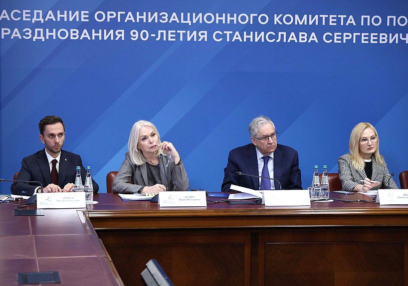 Генеральный директор Общероссийской общественно-государственной просветительской организации «Российское общество «Знание» Максим Древаль, Председатель Комитета по просвещению Ирина Белых, Генеральный директор ФГУП «Всероссийская государственная телерадиокомпания» (ВГТРК) Олег Добродеев и заместитель Председателя Государственной Думы Ирина Яровая