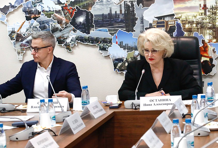 Заместитель Председателя Комитета по вопросам собственности, земельным и имущественным отношениям Владимир Самокиш и Председатель Комитета по защите семьи, вопросам отцовства, материнства и детства Нина Останина