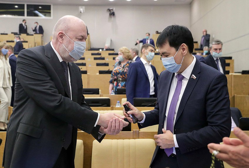 Председатель Комитета по государственному строительству и законодательству Павел Крашенинников и член Комитета по транспорту и строительству Сергей Тен