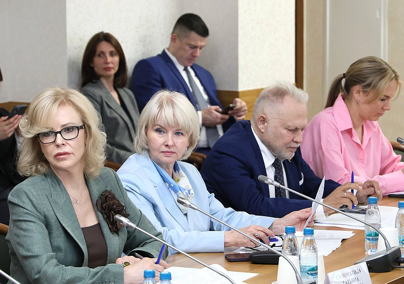 Заместитель Председателя Комитета по охране здоровья Татьяна Соломатина и член Комитета Вероника Власова