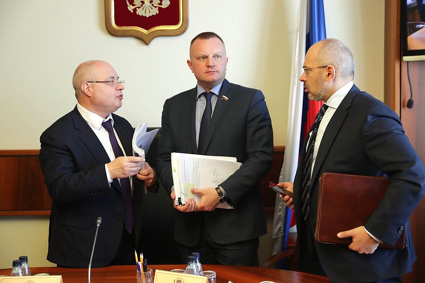 Председатель Комитета по вопросам собственности, земельным и имущественным отношениям Сергей Гаврилов, Первый заместитель Председателя Комитета Иван Сухарев и заместитель Председателя Комитета Николай Николаев