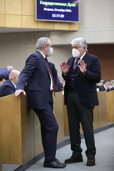 Руководитель фракции «Единая Россия» Сергей Неверов и член Комитета по государственному строительству и законодательству Отари Аршба