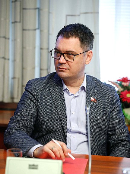 Заместитель Председателя Комитета по вопросам собственности, земельным и имущественным отношениям Алексей Корниенко