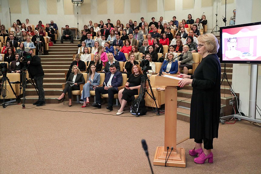 Председатель Комитета по вопросам семьи, женщин и детей Нина Останина