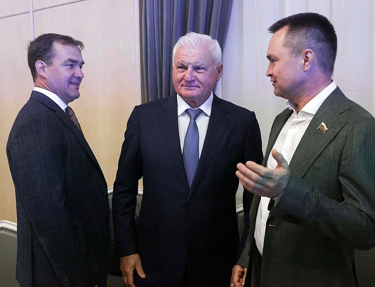 Первый заместитель Председателя Комитета по аграрным вопросам Владимир Плотников и Первый заместитель Председателя Комитета по малому и среднему предпринимательству Сергей Казанков