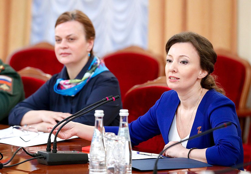 Заместитель Председателя Государственной Думы Анна Кузнецова и председатель Государственного фонда поддержки участников специальной военной операции «Защитники Отечества» Анна Цивилева