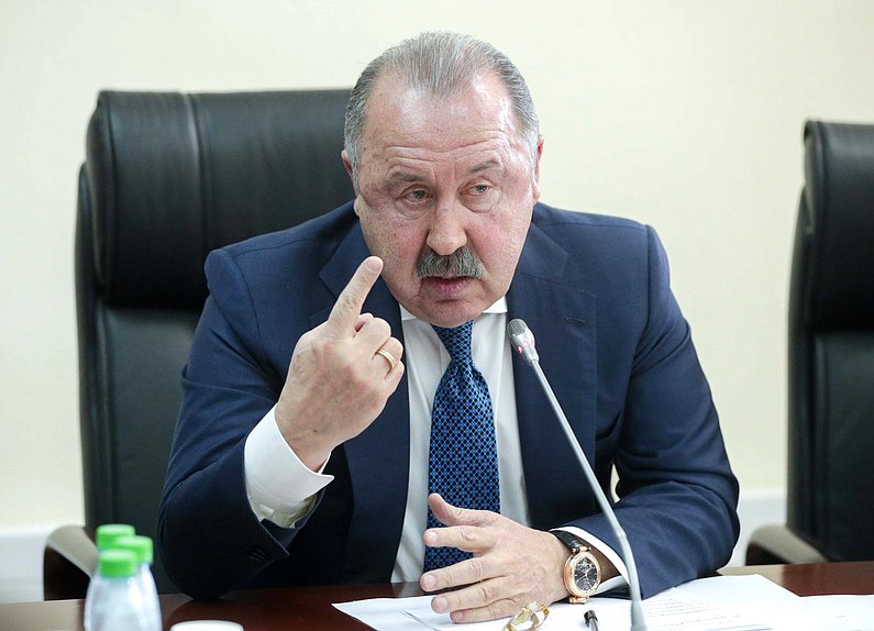 Председатель Комитета по делам национальностей Валерий Газзаев