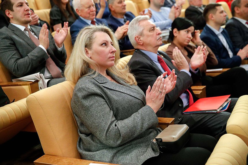 Заместитель Председателя Комитета по вопросам семьи, женщин и детей Мария Дробот и член Комитета по охране здоровья Николай Осадчий