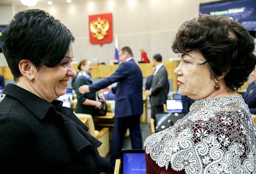 Член Комитета по вопросам семьи, женщин и детей Валентина Миронова и Председатель Комитета по вопросам семьи, женщин и детей Тамара Плетнева
