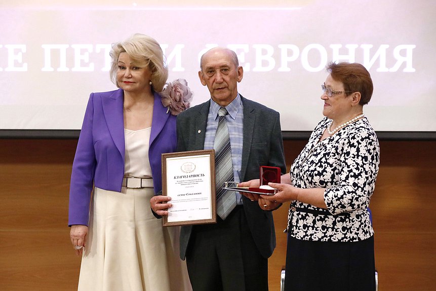 Председатель Комитета по защите семьи, вопросам отцовства, материнства и детства Нина Останина (слева)