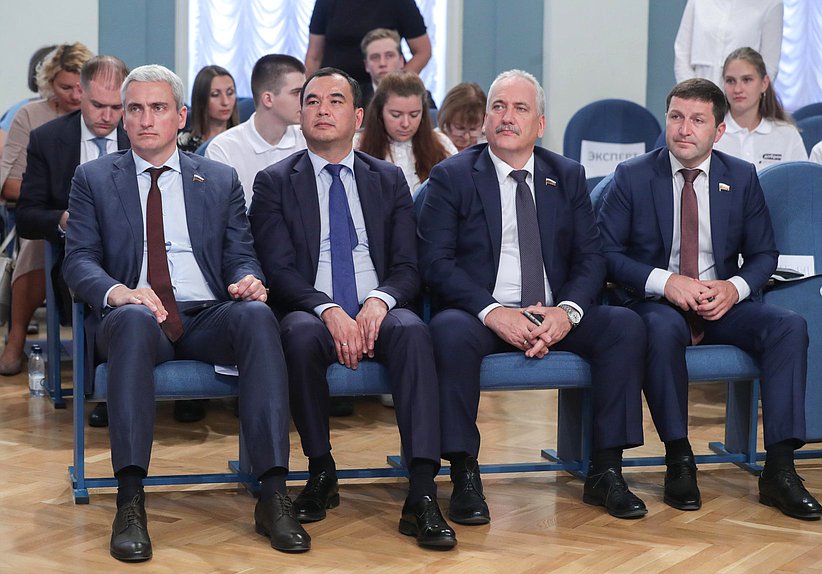 Встреча Комитета по вопросам семьи, женщин и детей с многодетными семьями в преддверии Дня семьи, любви и верности