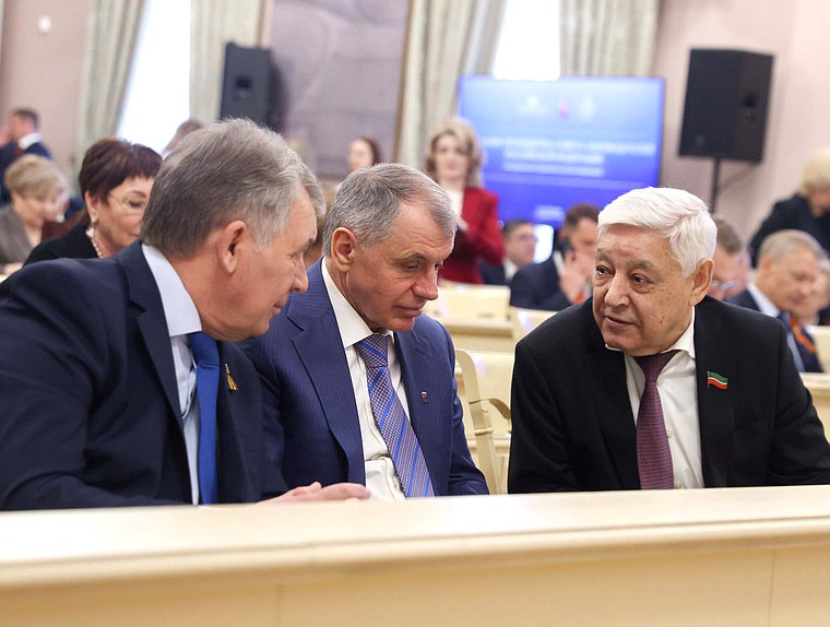 Председатель Государственного Совета Республики Крым Владимир Константинов и Председатель Государственного Совета Республики Татарстан Фарид Мухаметшин