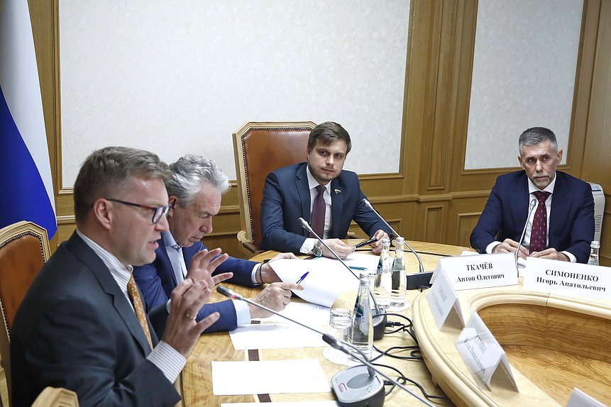 Совещание фракции «Новые люди» на тему «Вычислительная инфраструктура для ИИ: ЦОДы и микроэлектроника»