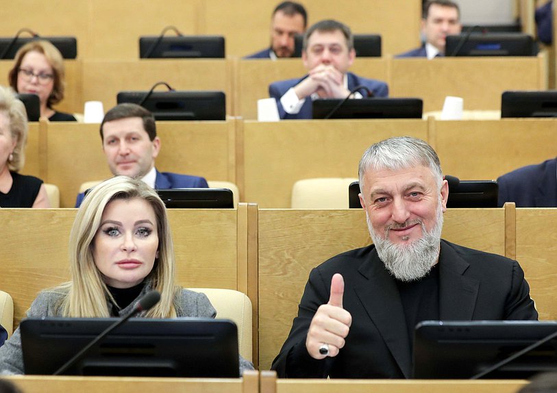 Член Комитета по делам национальностей Елена Бондаренко и член Комитета по безопасности и противодействию коррупции Адам Делимханов