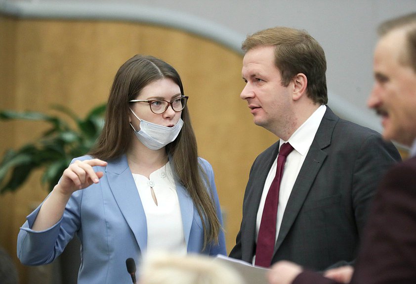 Заместитель Председателя Комитета по развитию гражданского общества, вопросам общественных и религиозных объединений Ольга Амельченкова и член Комитета по малому и среднему предпринимательству Алексей Говырин