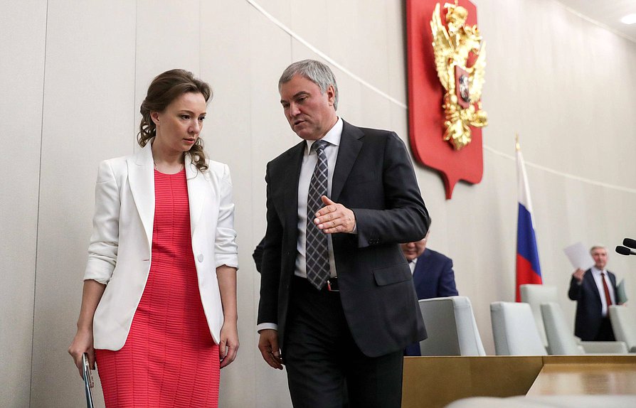 Председатель Государственной Думы Вячеслав Володин и заместитель Председателя Государственной Думы Анна Кузнецова