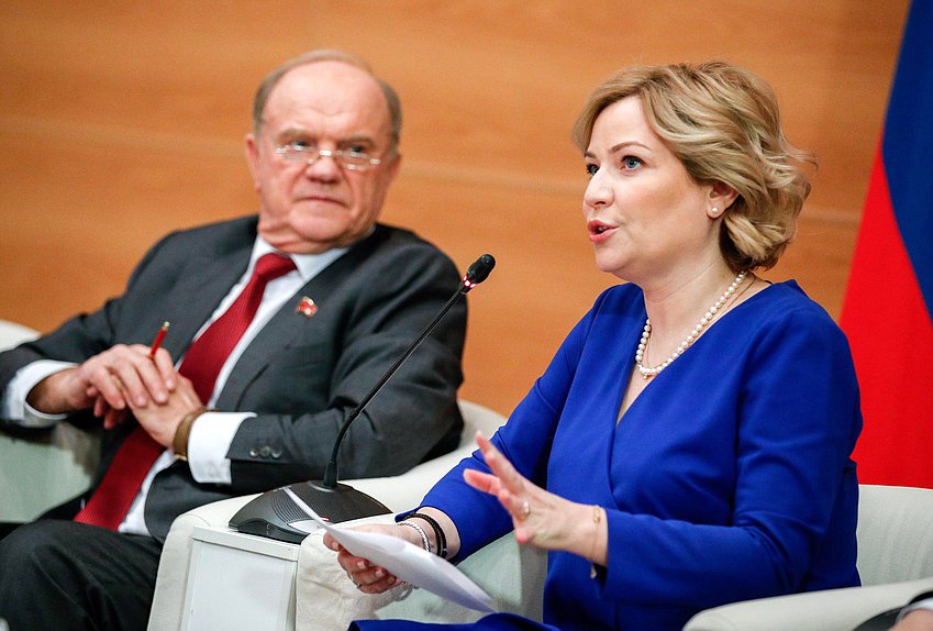 Руководитель фракции КПРФ Геннадий Зюганов и Министр культуры РФ Ольга Любимова