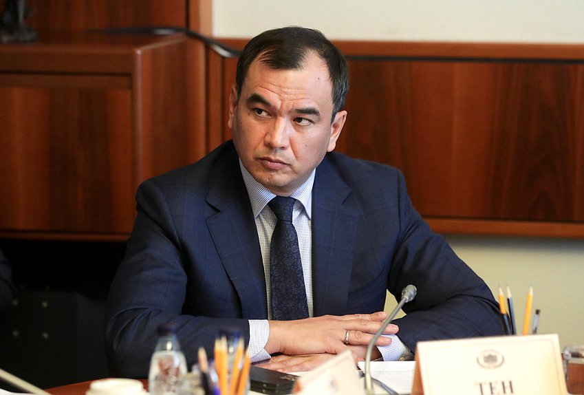 Первый заместитель Председателя Комитета по вопросам собственности, земельным и имущественным отношениям Сергей Тен