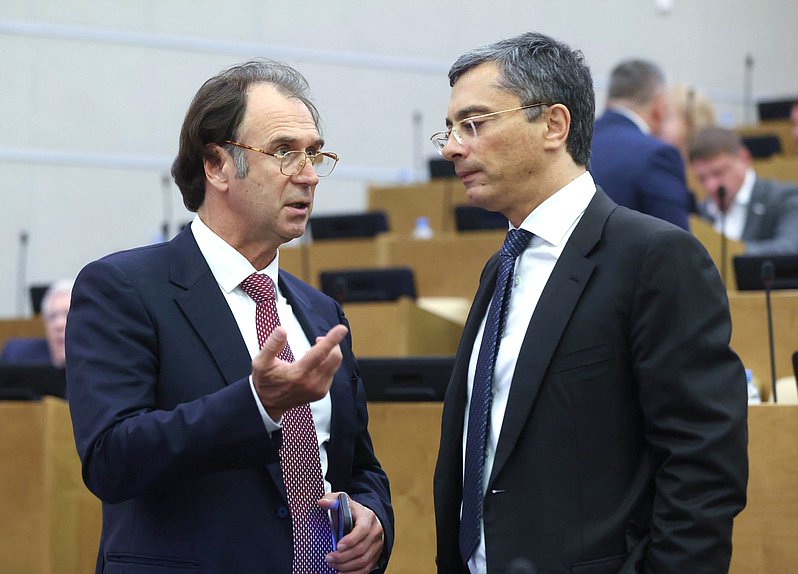 Заместитель Председателя Комитета по защите конкуренции Сергей Лисовский и Председатель Комитета по промышленности и торговле Владимир Гутенев