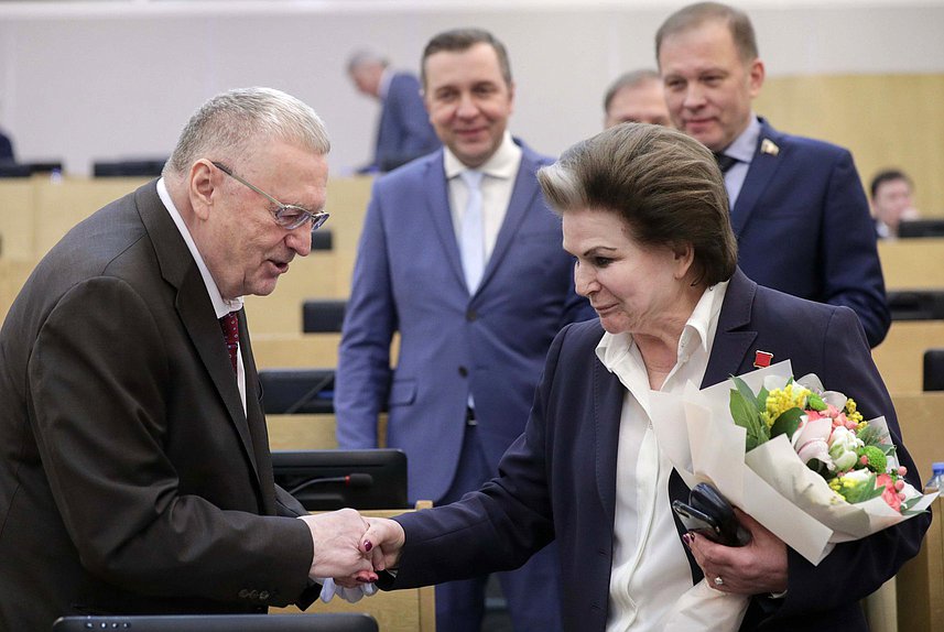 Руководитель фракции ЛДПР Владимир Жириновский и заместитель Председателя Комитета по федеративному устройству и вопросам местного самоуправления Валентина Терешкова