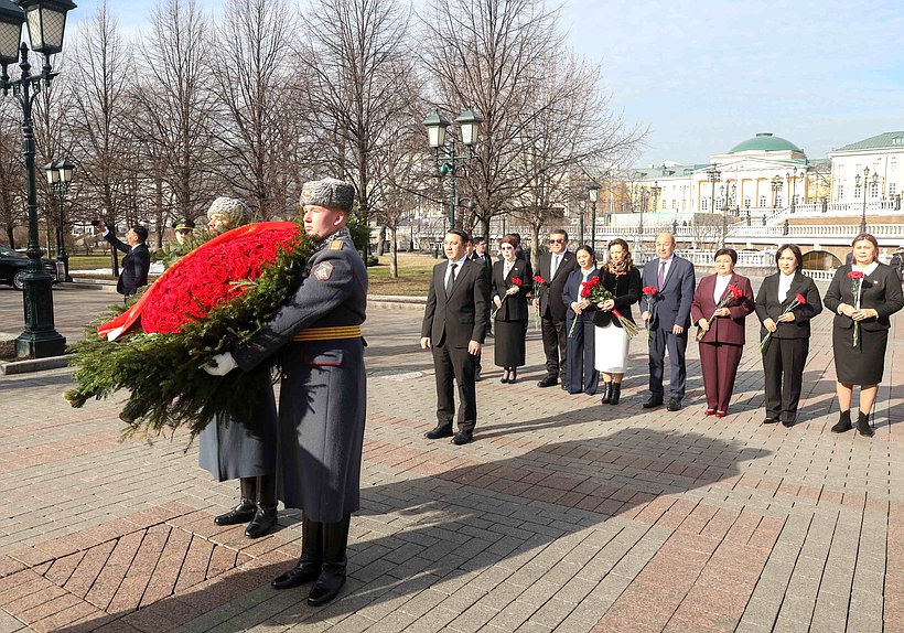 Председатель Жогорку Кенеша Киргизской Республики Марлен Маматалиев и члены делегации возложили цветы к Могиле Неизвестного солдата