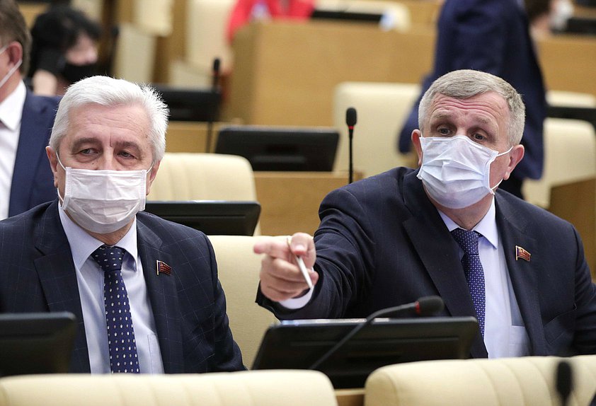 Член Комитета по охране здоровья Николай Осадчий и Первый заместитель Председателя Комитета по труду, социальной политике и делам ветеранов Николай Коломейцев