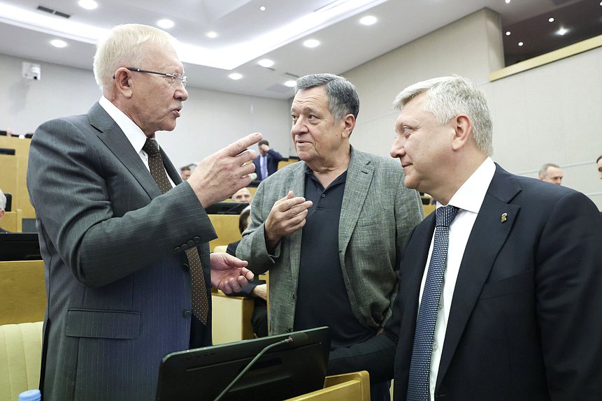 Председатель Комитета по контролю Олег Морозов, Председатель Комитета по бюджету и налогам Андрей Макаров и заместитель Председателя Комитета по государственному строительству и законодательству Дмитрий Вяткин