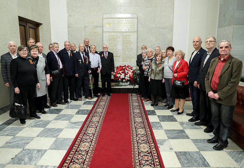 Возложение цветов ветеранами Минэкономразвития к памятной доске работников Госплана СССР